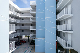 718 NW 1st St in Miami, FL - Foto de edificio - Building Photo