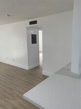 4121 Stirling Rd, Unit 401 in Davie, FL - Foto de edificio - Building Photo