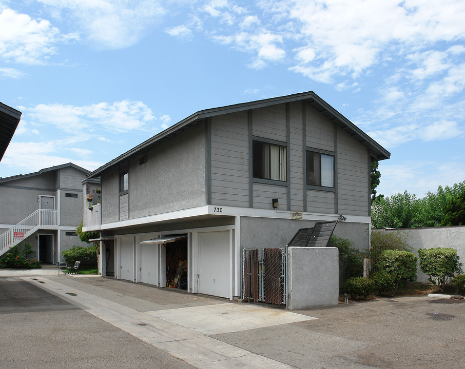 730 W Walnut Ave in Orange, CA - Building Photo