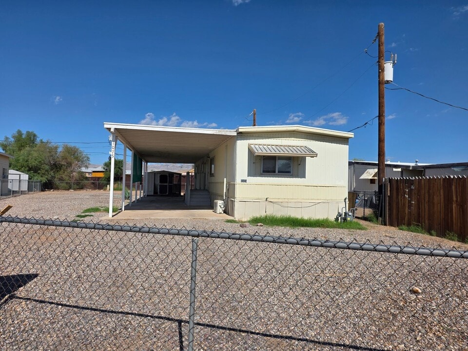 1075 Pso Redondo in Bullhead City, AZ - Building Photo