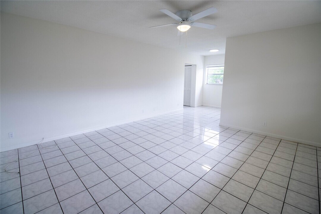 2537 Lincoln St in Hollywood, FL - Building Photo