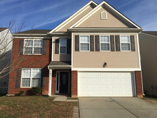 16511 Falconry Way in Charlotte, NC - Building Photo