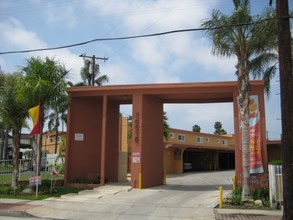 Sandpiper Apartments in Whittier, CA - Foto de edificio - Building Photo