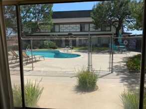 2985 Mendoza Dr in Costa Mesa, CA - Foto de edificio - Building Photo