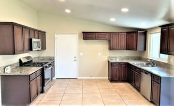 8643 Sylvan Dr in Riverside, CA - Building Photo - Building Photo
