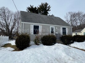 10 Harkness Dr in Milford, CT - Building Photo