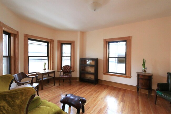 900 Massachusetts Ave, Unit 5 in Cambridge, MA - Foto de edificio - Building Photo