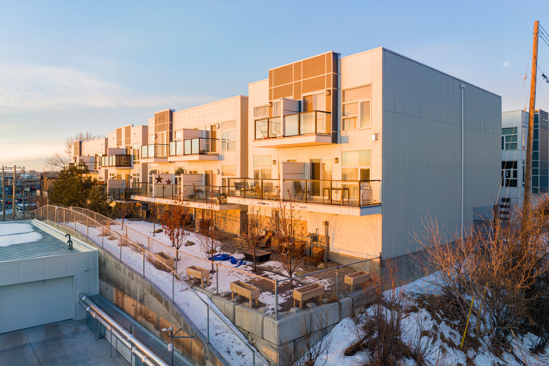 Parkhill Place in Calgary, AB - Building Photo