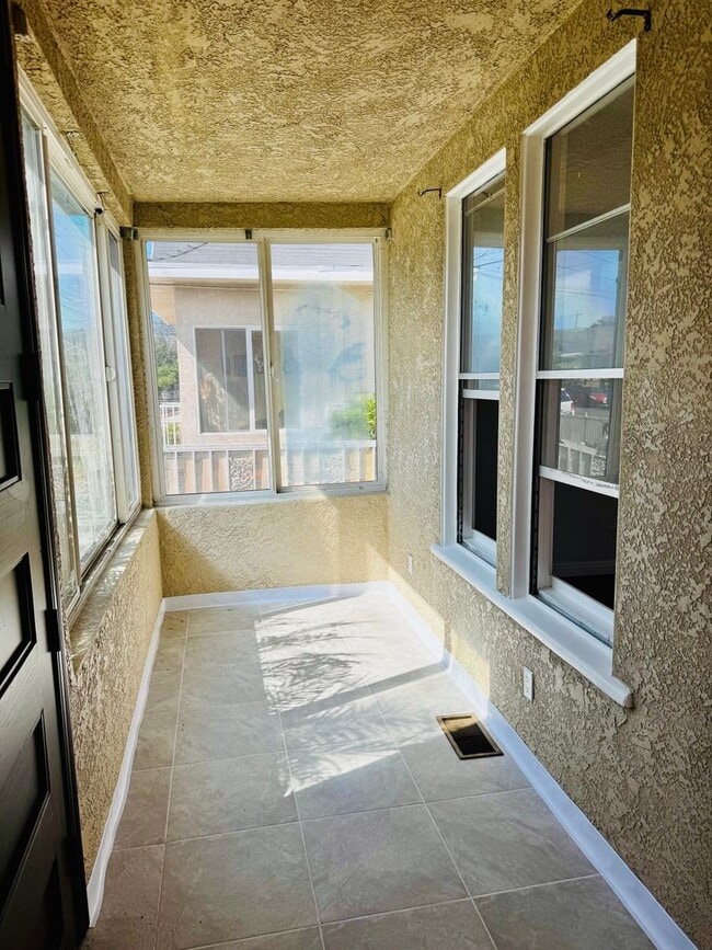 324 W Sepulveda St in Los Angeles, CA - Building Photo - Building Photo