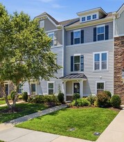 404 Spring Hill Pl in Smithfield, VA - Building Photo