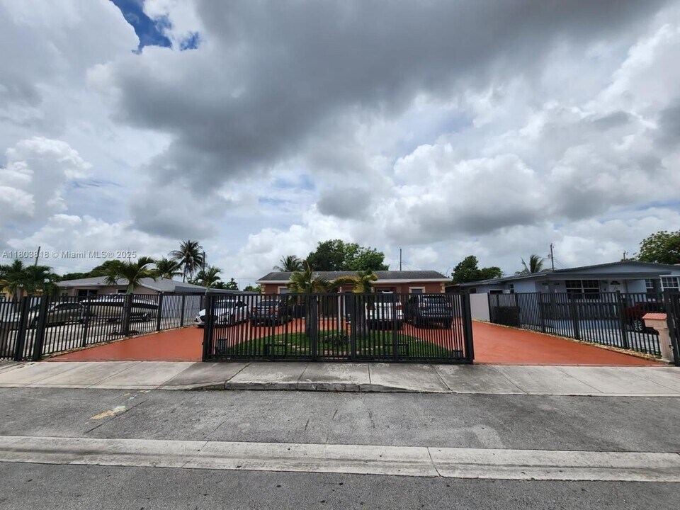 962 E 32nd St in Hialeah, FL - Building Photo