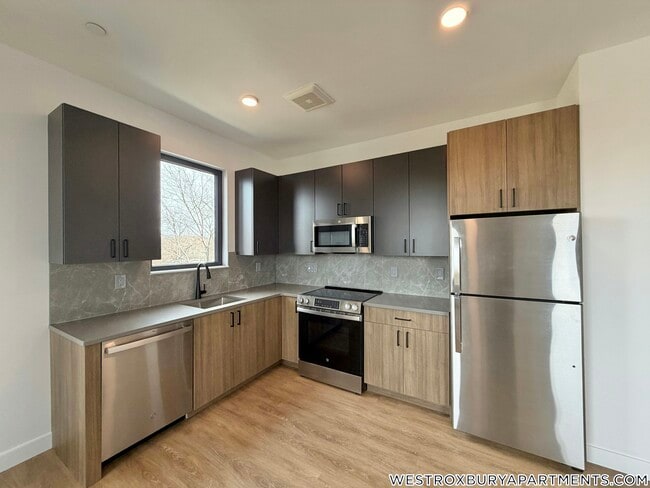 199 Gardner St, Unit 413 in Boston, MA - Foto de edificio - Building Photo