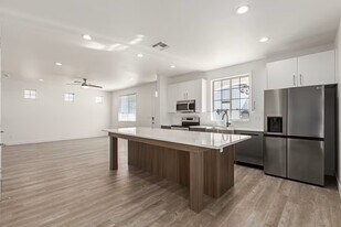 7621 E University Dr in Mesa, AZ - Building Photo