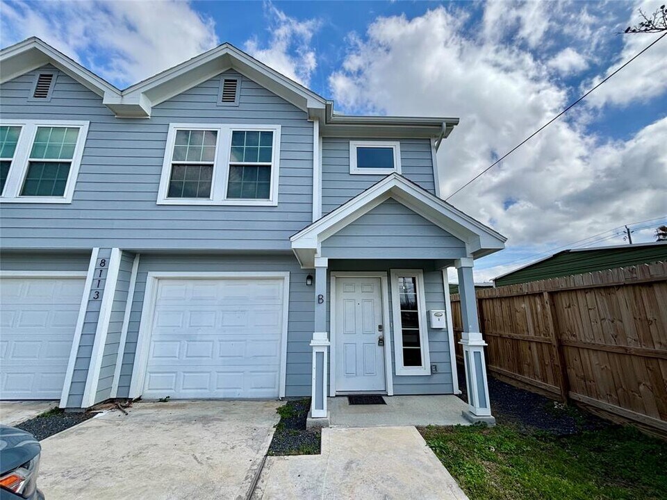 8113 Corinth St-Unit -B in Houston, TX - Foto de edificio