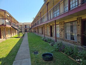 830 Victoria Dr in Houston, TX - Foto de edificio - Building Photo