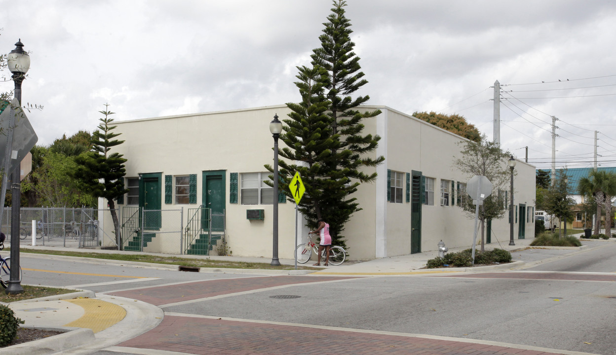 Spruce Apartments in West Palm Beach, FL - Building Photo