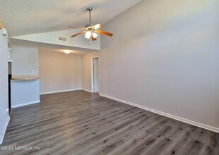 2530 Whispering Woods Blvd in Jacksonville, FL - Building Photo - Building Photo