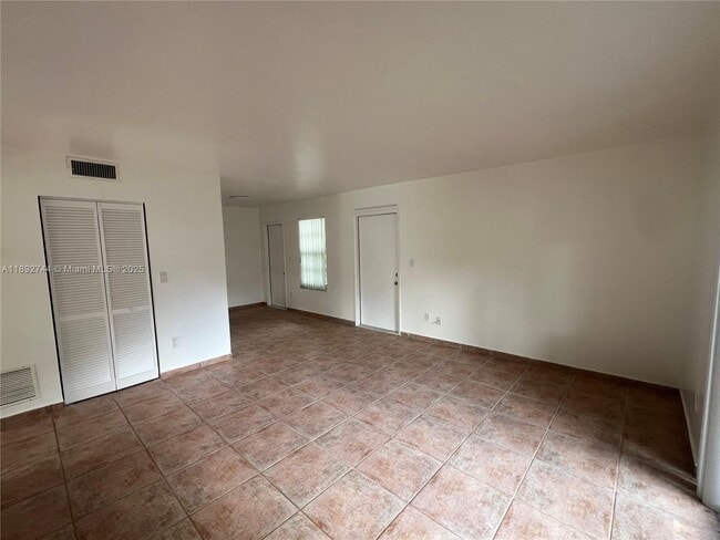 10756 N Kendall Dr in Miami, FL - Building Photo - Building Photo