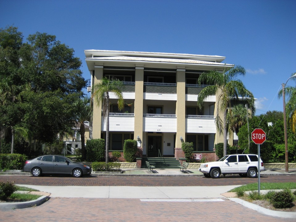 Sans Souci Apartments in St. Petersburg, FL - Foto de edificio