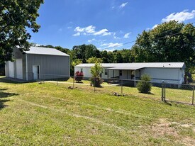 750 Coaling Rd in Charlotte, TN - Building Photo