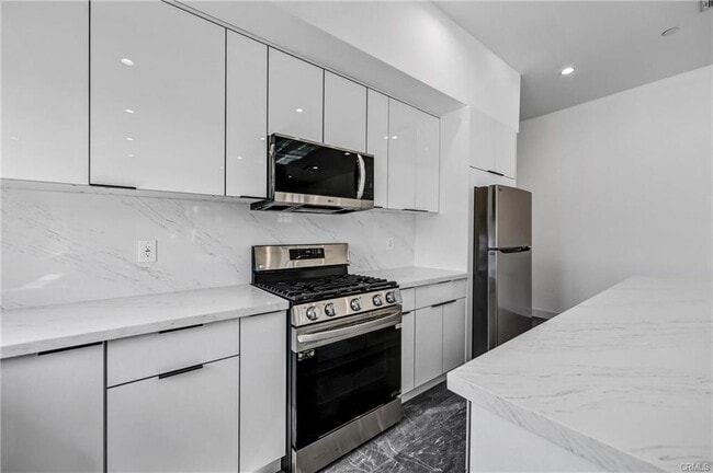 6825 Ranchito Ave in Los Angeles, CA - Building Photo - Building Photo