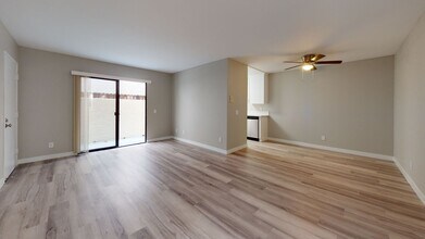 Charming Tudor-Style Apartments in Prime Sherman Oaks Location in Sherman Oaks, CA - Foto de edificio - Interior Photo