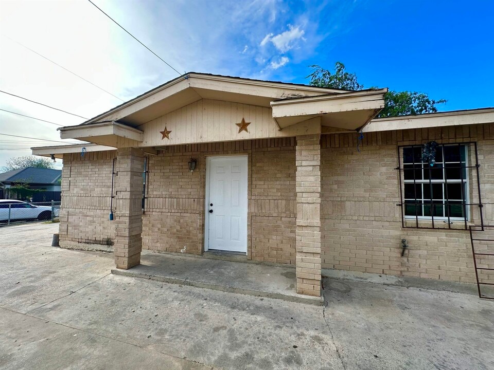3703 Flores Ave in Laredo, TX - Foto de edificio