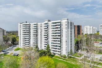 6171 Bathurst St in Toronto, ON - Building Photo - Building Photo