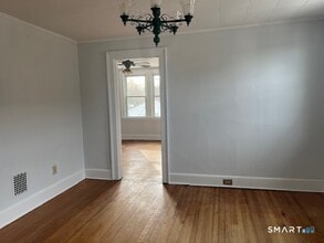 195 Helen St in Hamden, CT - Building Photo - Building Photo