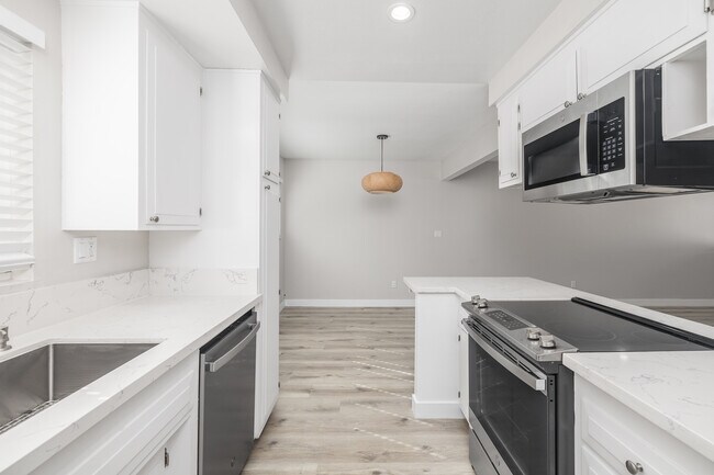 1308 Agate St in Redondo Beach, CA - Building Photo - Interior Photo