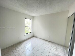 680 W Park Dr in Miami, FL - Building Photo - Building Photo