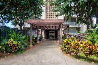 Holiday Village Condominium in Honolulu, HI - Building Photo - Building Photo