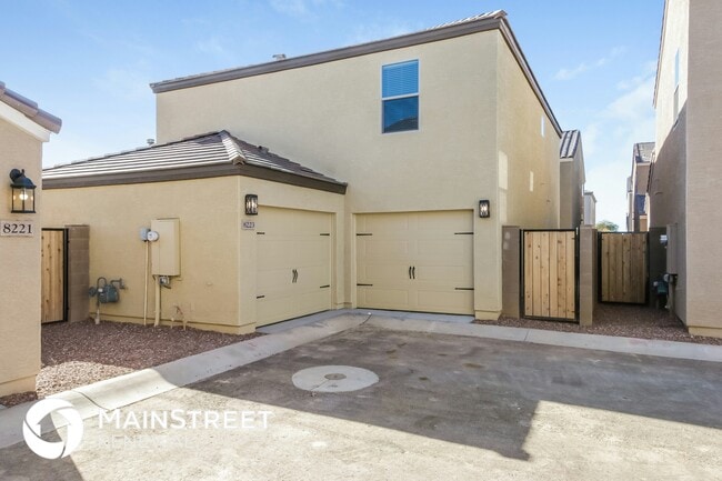 8223 West Odeum Ln in Phoenix, AZ - Foto de edificio - Building Photo