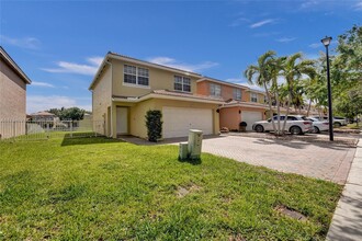 9256 NW 55th St in Sunrise, FL - Foto de edificio - Building Photo