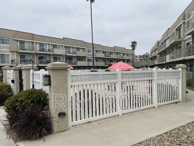334 Surfside Dr in Port Hueneme, CA - Building Photo - Building Photo