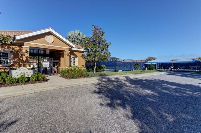 210 Mystic Falls Dr in Apollo Beach, FL - Foto de edificio - Building Photo