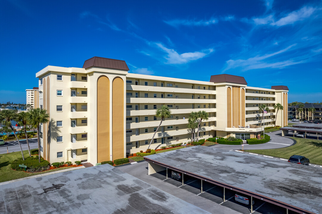 Hamilton House at Sea Towers in St. Petersburg, FL - Foto de edificio