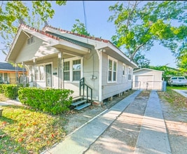 208 W Lobit Ave in Baytown, TX - Building Photo - Building Photo