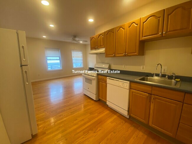 14 Alberta Ter, Unit 2