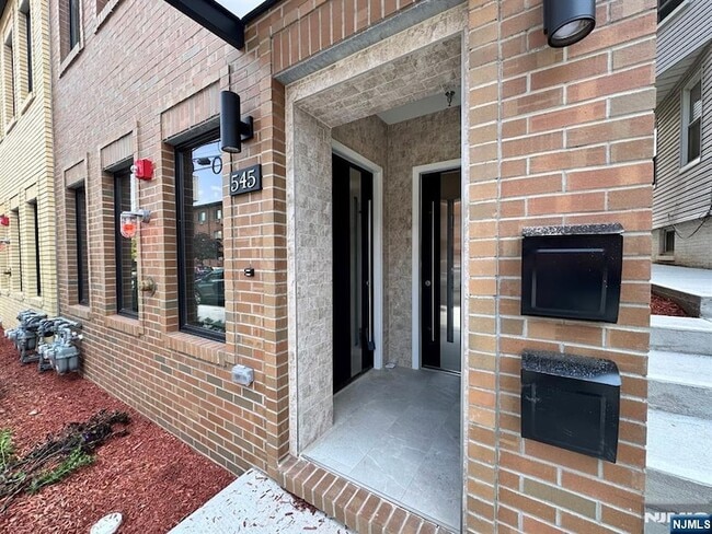 545 Central Ave, Unit 1 in Harrison, NJ - Foto de edificio - Building Photo