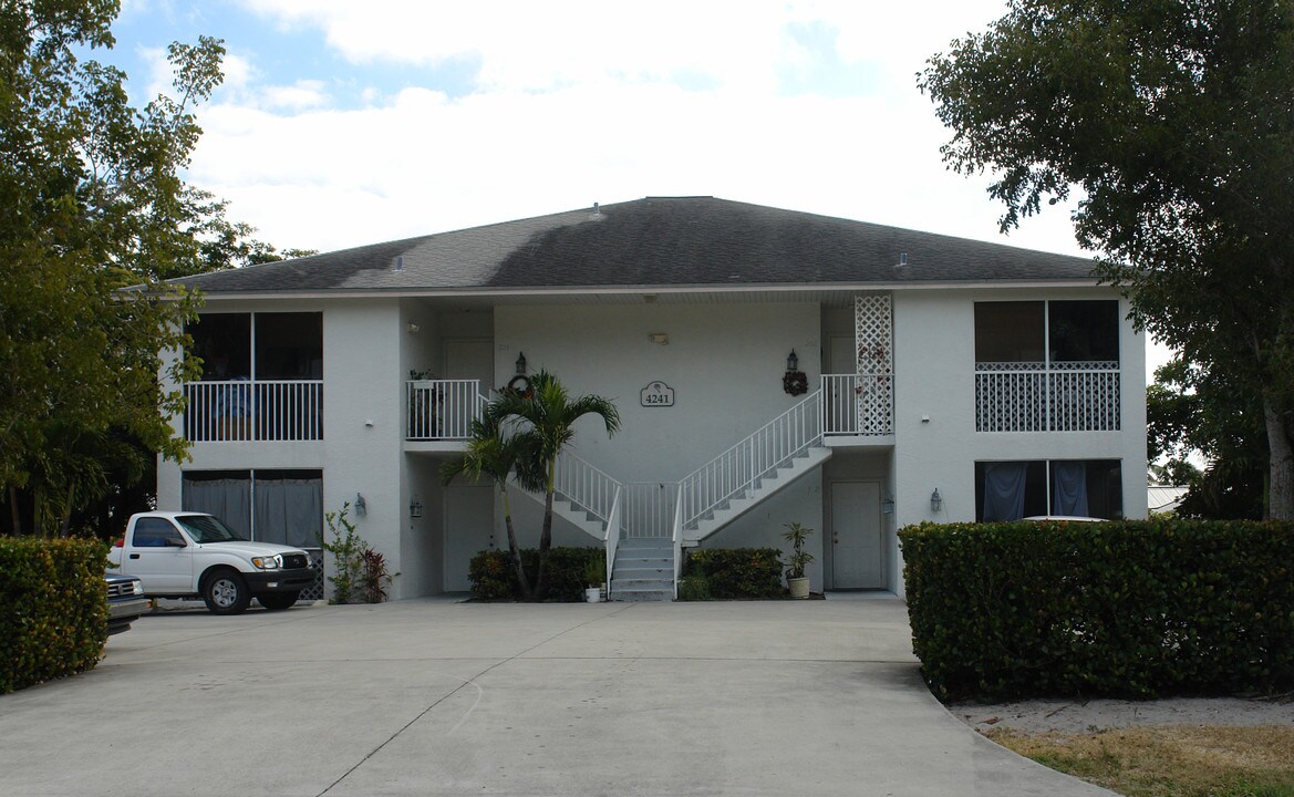 4241 Gulfstream Dr in Naples, FL - Foto de edificio