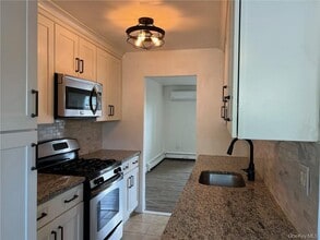 38 Hampton Ct in Middletown, NY - Building Photo - Building Photo