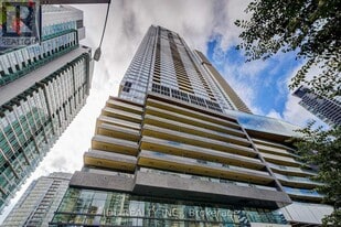 1 Concord Cityplace Wy in Toronto, ON - Building Photo