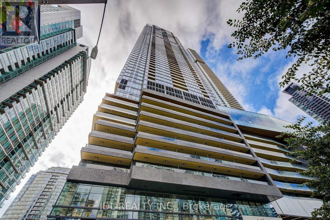 1 Concord Cityplace Wy in Toronto, ON - Building Photo