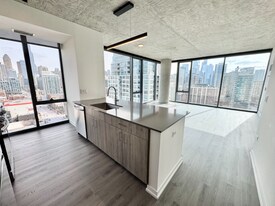 460 W Chicago Ave, Unit 1502 in Chicago, IL - Building Photo