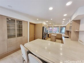 1077 Waiholo St in Honolulu, HI - Foto de edificio - Building Photo