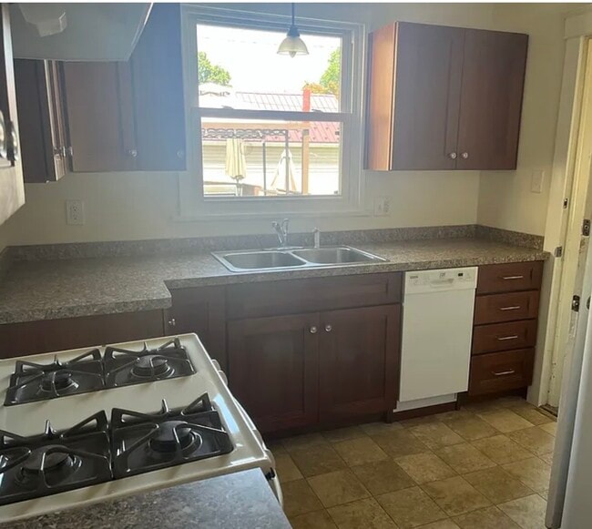 328 Clayton Ave, Unit 328