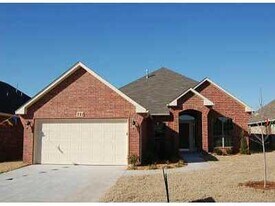 721 Oak Creek Dr in Moore, OK - Building Photo