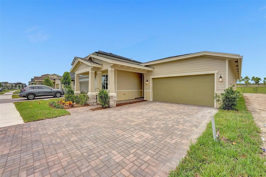 1353 Wandering Willow Wy in Loxahatchee, FL - Building Photo