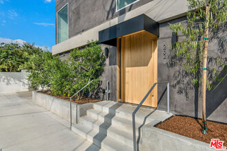 1262 Hyperion Ave in Los Angeles, CA - Foto de edificio - Building Photo